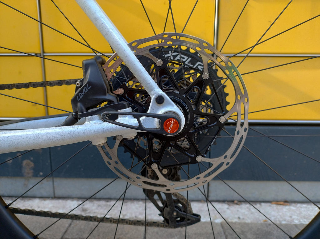 Rose Hobo Rival eTap AXS XPLR Gravelbike Weiß Bremsscheibe hinten