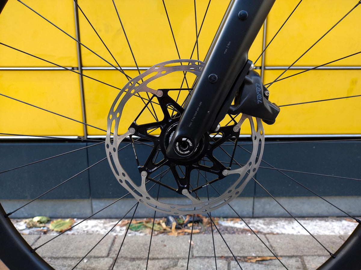 Rose Hobo Rival eTap AXS XPLR Gravelbike Weiß Bremsscheibe vorne links