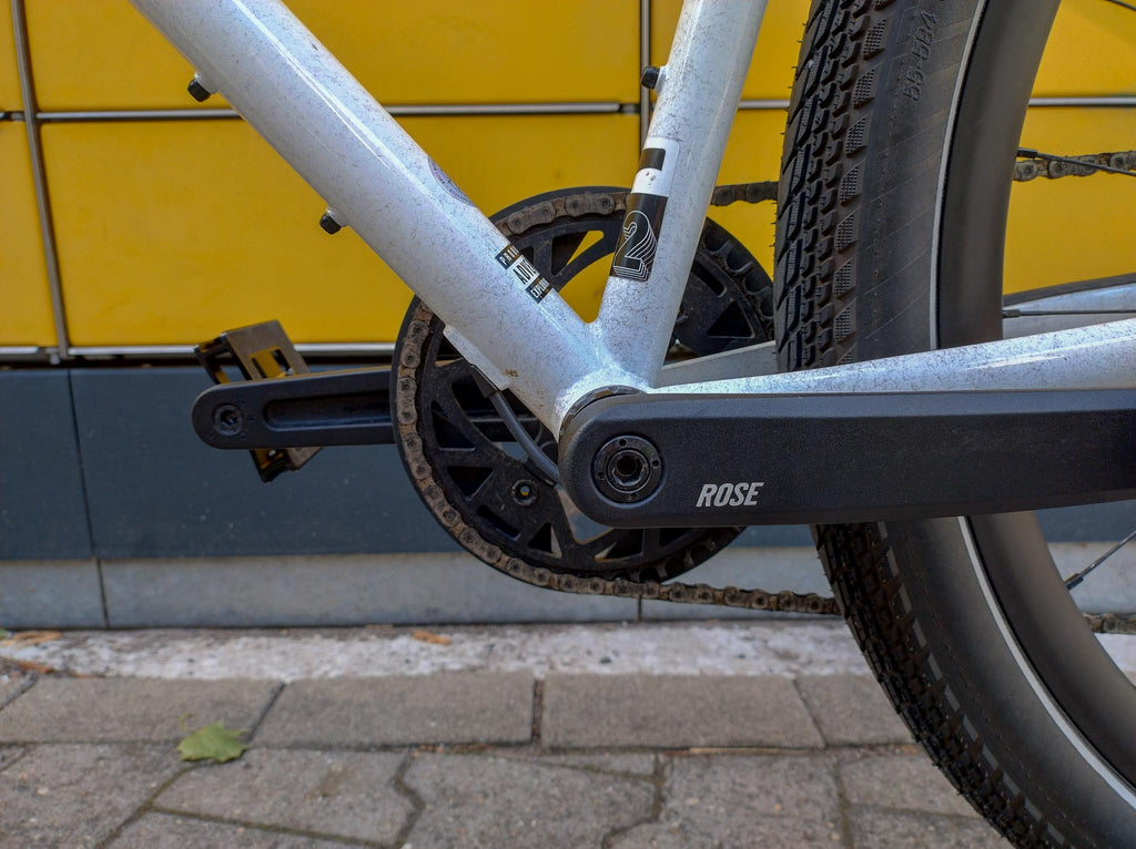 Rose Hobo Rival eTap AXS XPLR Gravelbike Weiß Kurbel links
