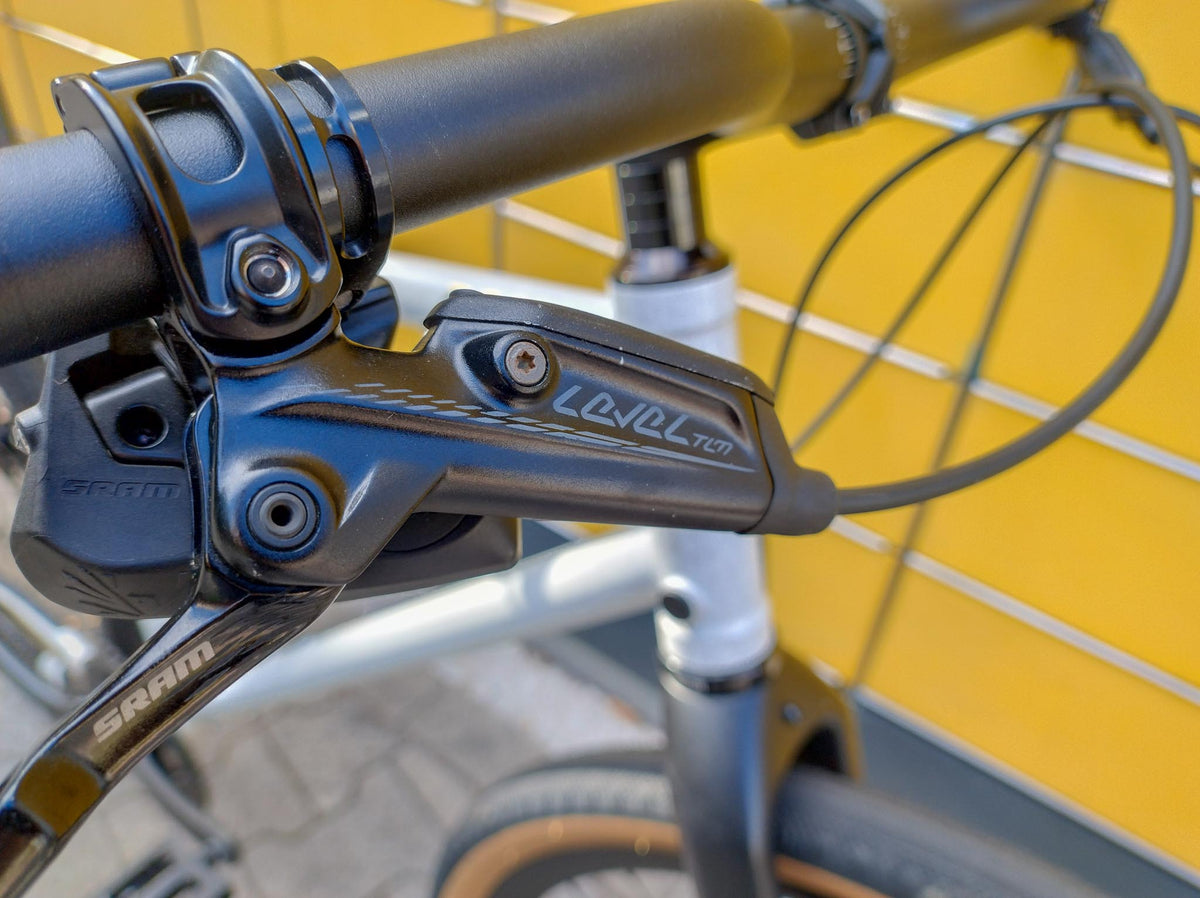 Rose Hobo Rival eTap AXS XPLR Gravelbike Weiß Level Bremshebel
