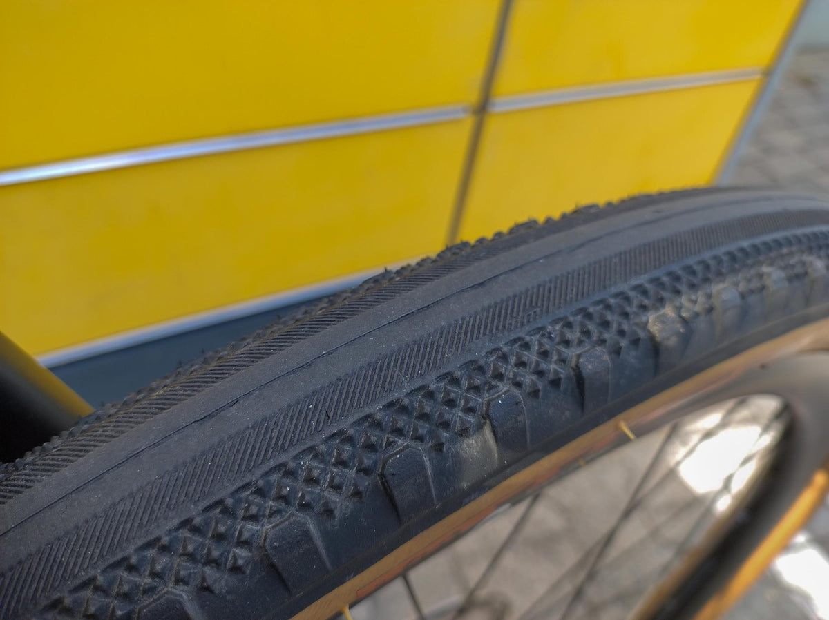 Rose Hobo Rival eTap AXS XPLR Gravelbike Weiß Reifen vorne